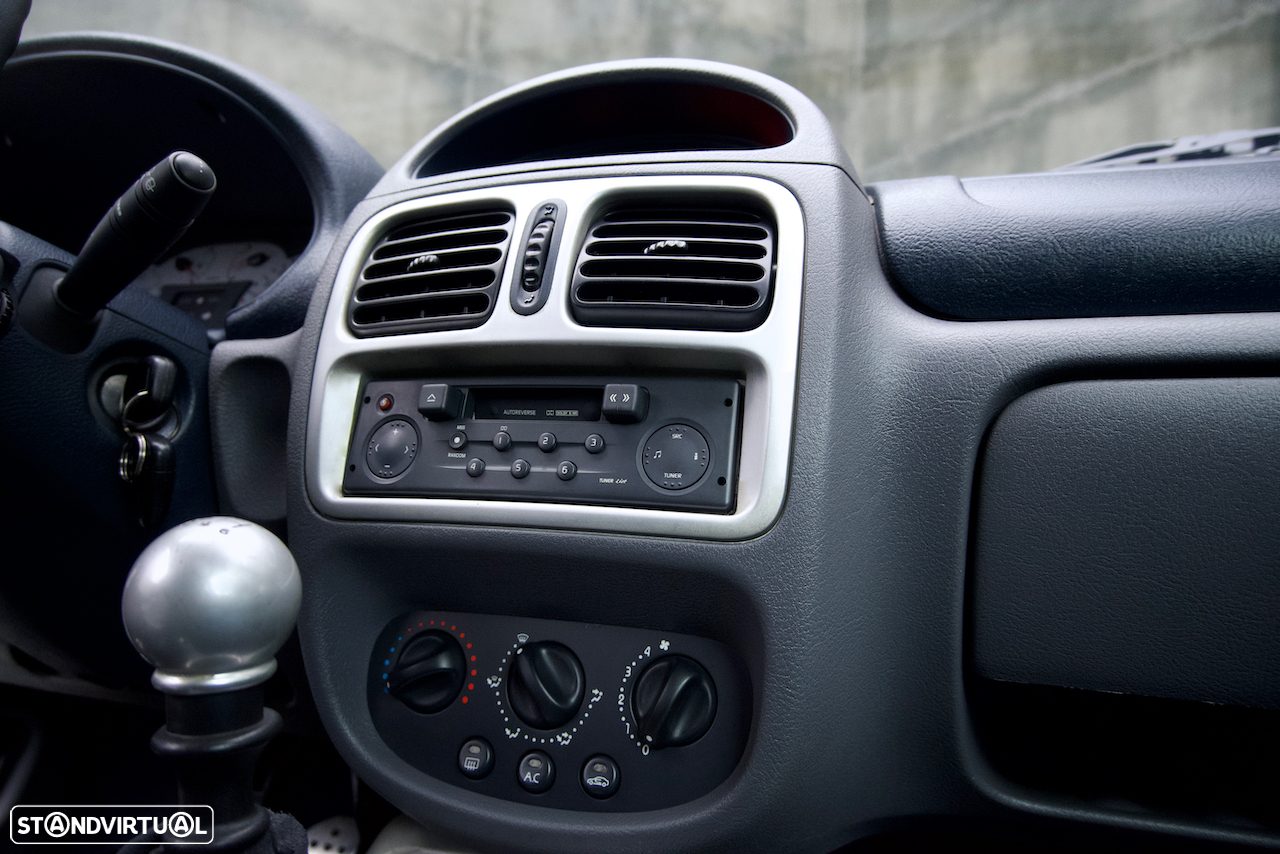 Renault Clio 3.0 V6 Sport - 22