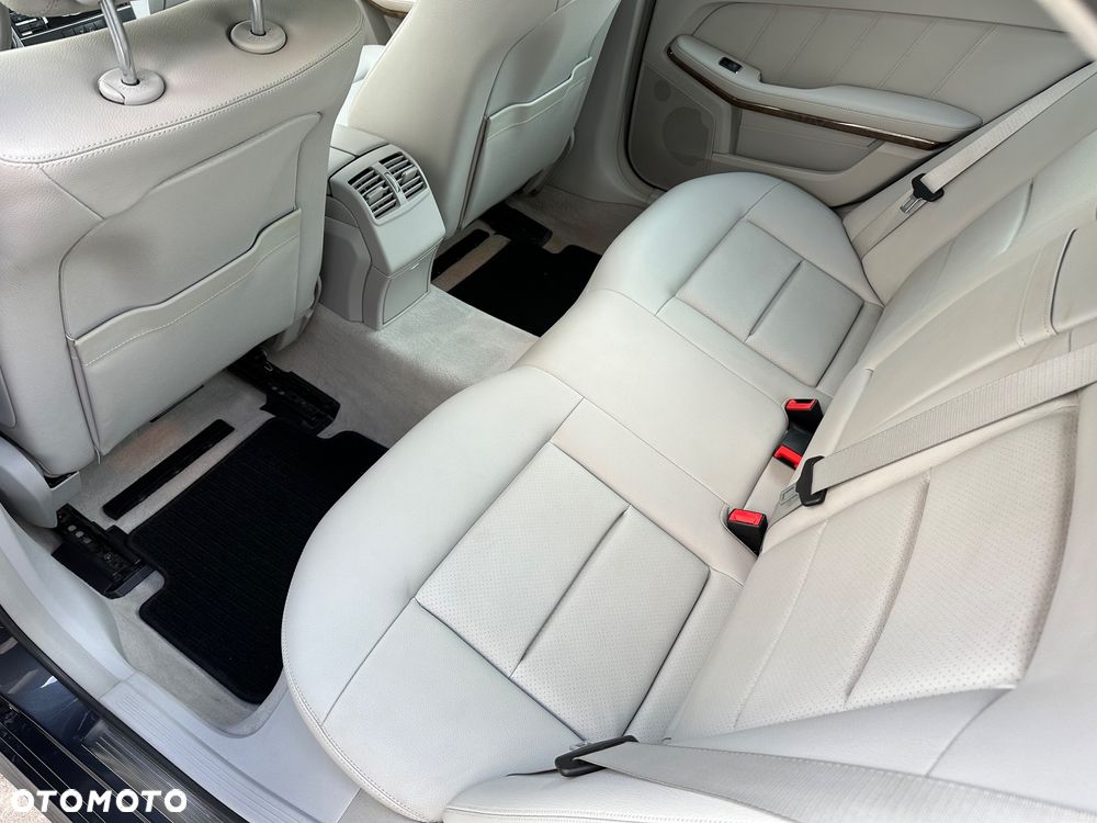 Mercedes-Benz Klasa E 250 T CDI 7G-TRONIC Elegance - 26