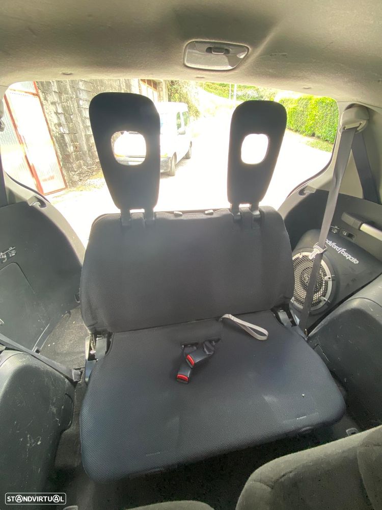 Mitsubishi Outlander 2.0 DI-D SW 4WD - 36