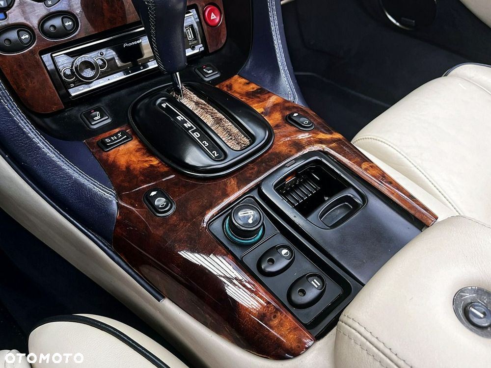 Aston Martin DB7 - 30