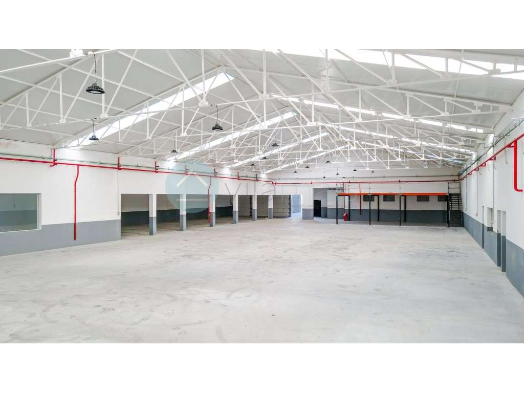 Pavilhão Industrial com 5 Naves, Escritórios e Cais de Carga | Rebo... - Grande imagem: 2/23