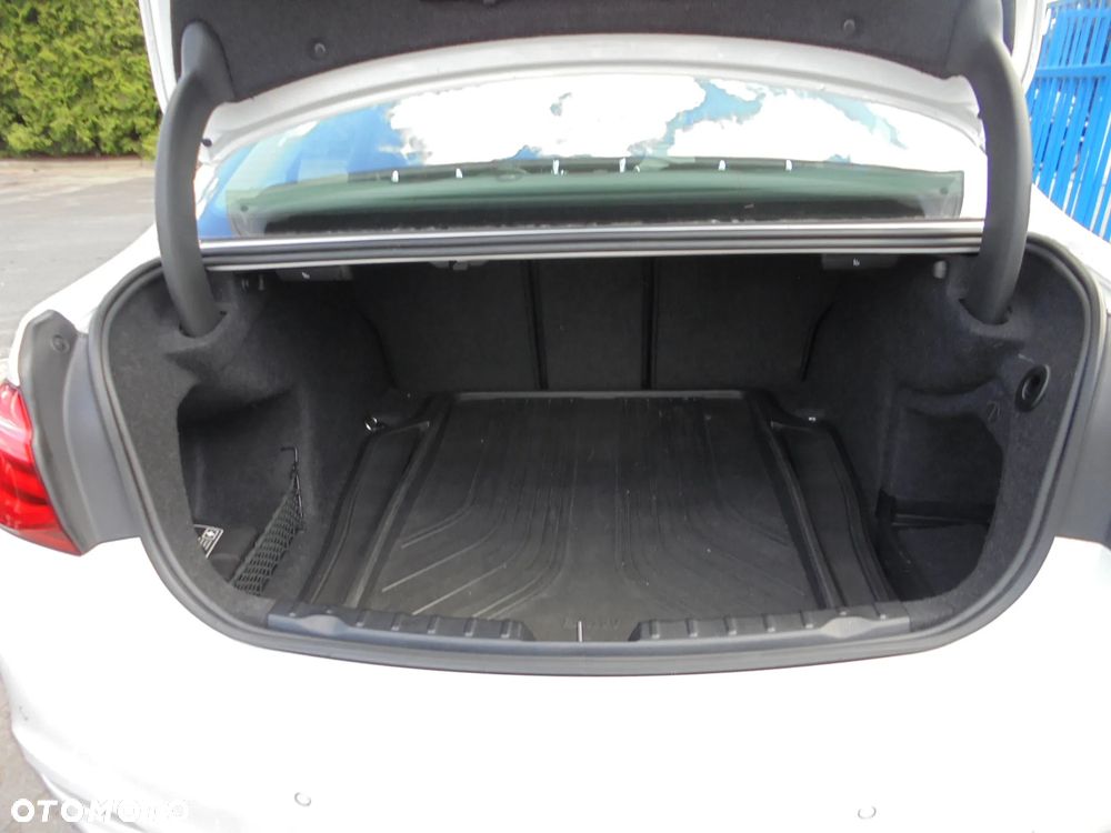 BMW Seria 3 320d Edition M Sport Shadow - 14