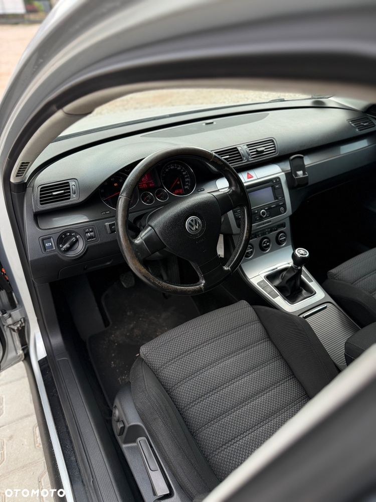 Volkswagen Passat 1.6 FSI Trendline - 6