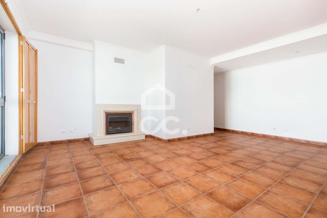 Apartamento T2 com terraço junto ao Teatro Garcia de Resende - Grande imagem: 3/17
