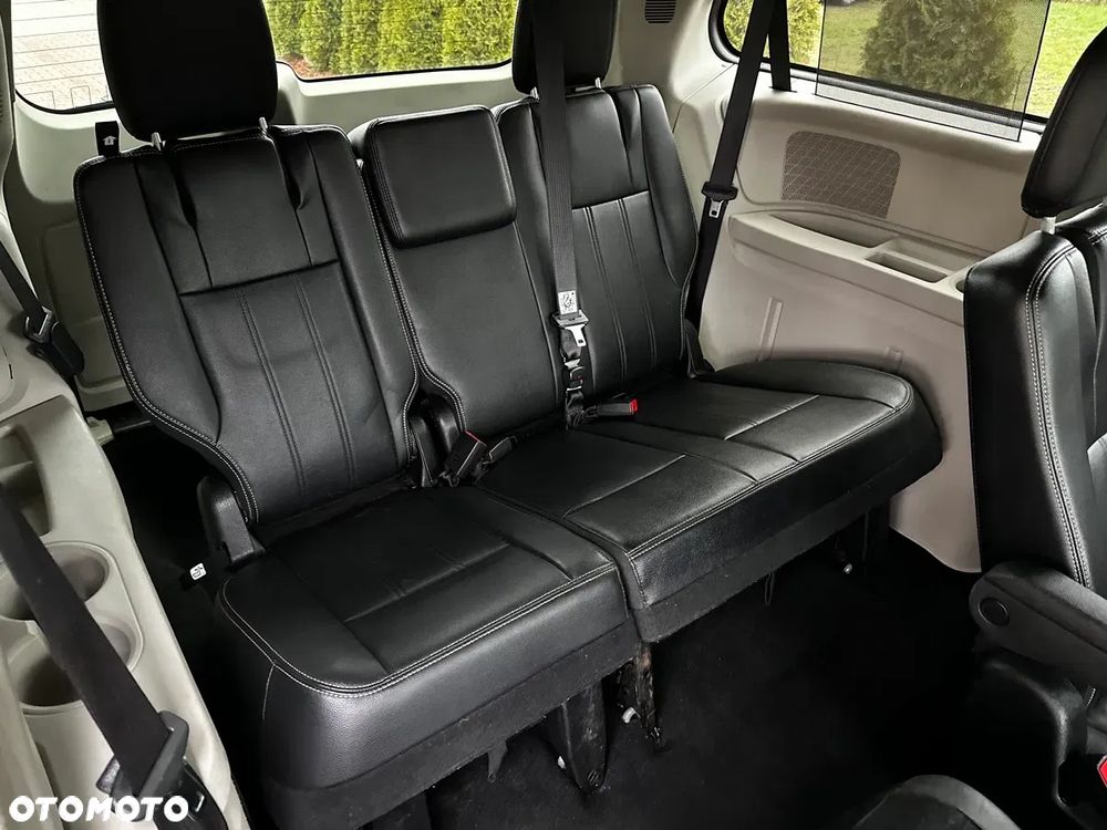 Chrysler Town & Country - 37