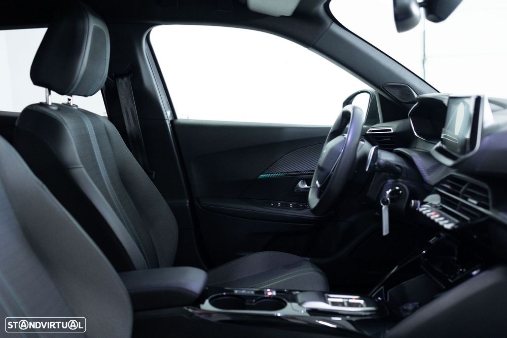 Peugeot 2008 1.2 PureTech Allure EAT8 - 26