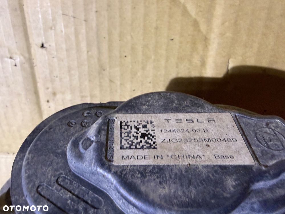 Zacisk hamulcowy tył prawy Tesla Model 3 Nr. 1344624-00-B. - 2