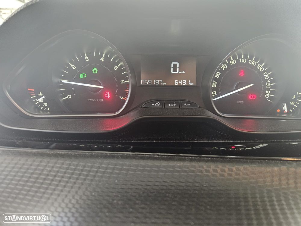 Peugeot 208 1.2 PureTech Signature - 19