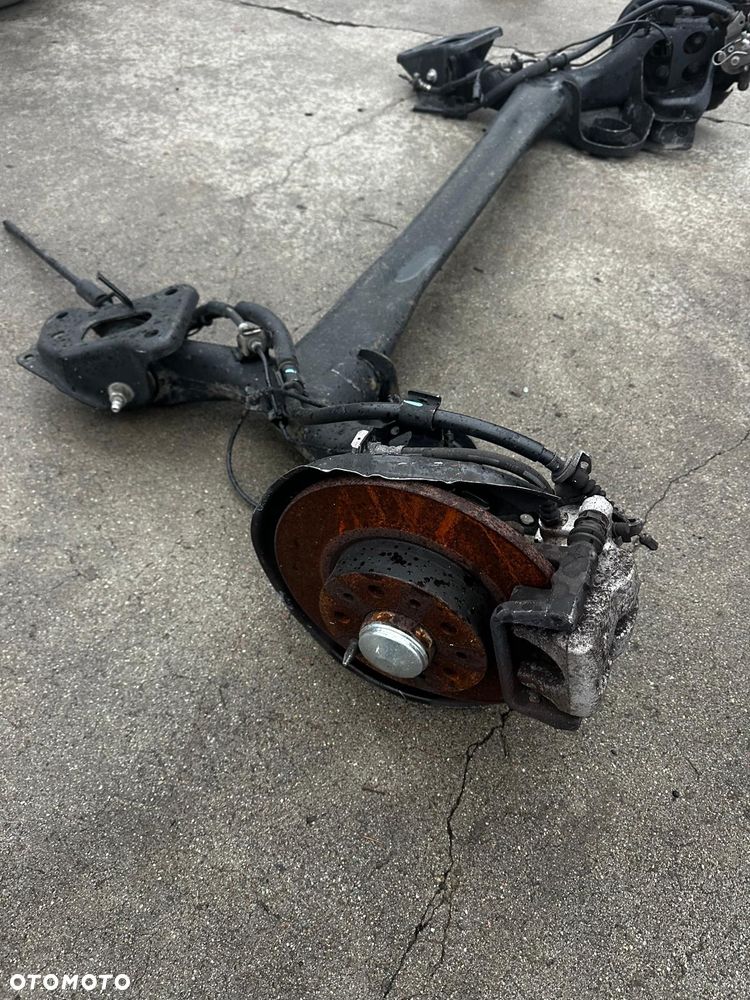 Tylna OŚ Belka Fiat 500L Tarcze Kompletna stan bdb - 3