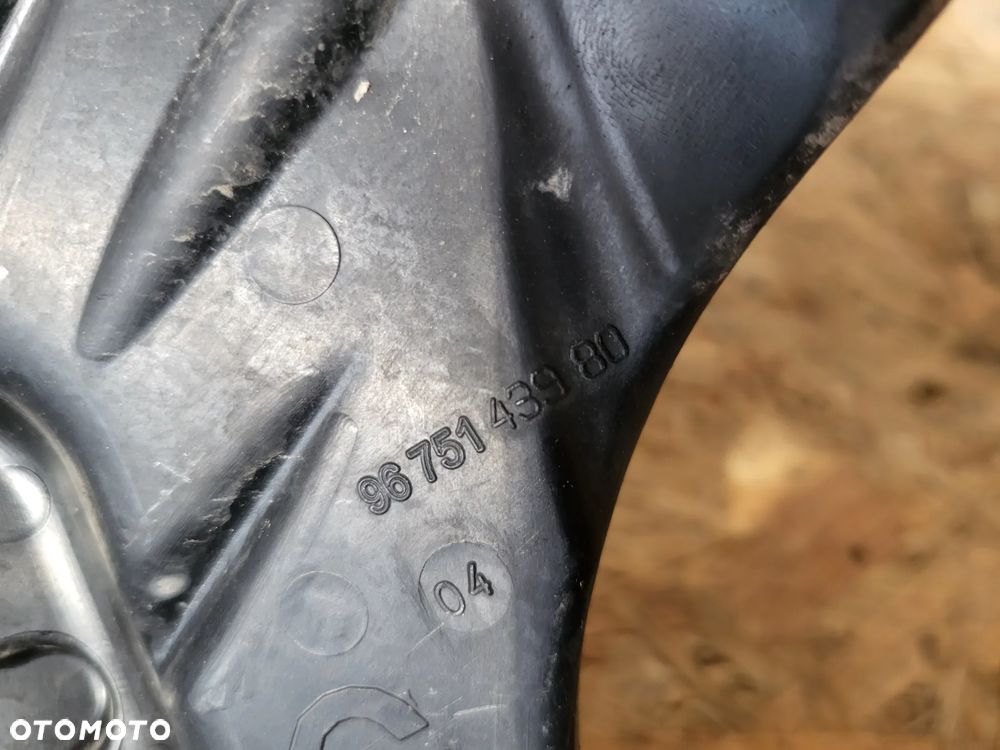 Mocowanie błotnika lewe przednie Peugeot 208 - 4