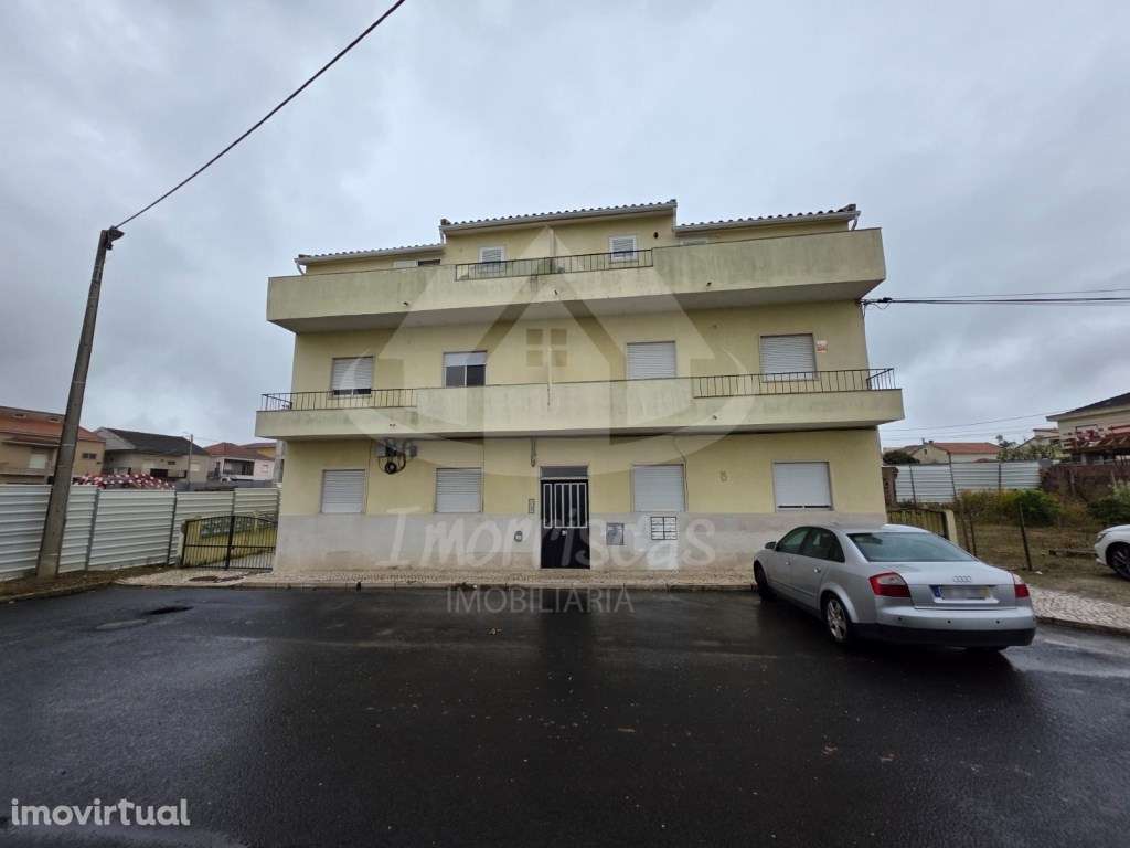 Prédio composto por 6 frações na Portela da Azóia, Santa Iria de Azóia - Grande imagem: 2/9