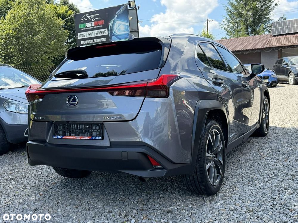 Lexus UX - 4