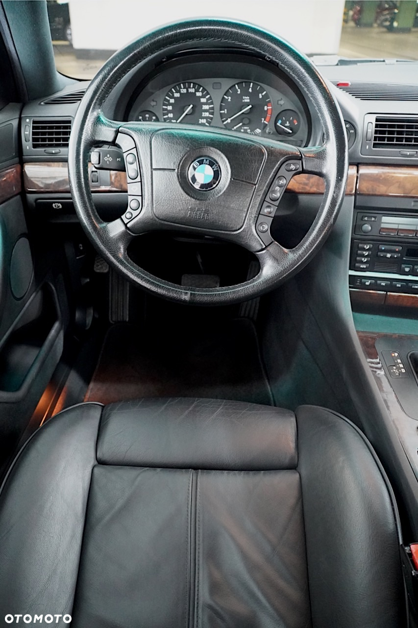 BMW Seria 7 740i - 26