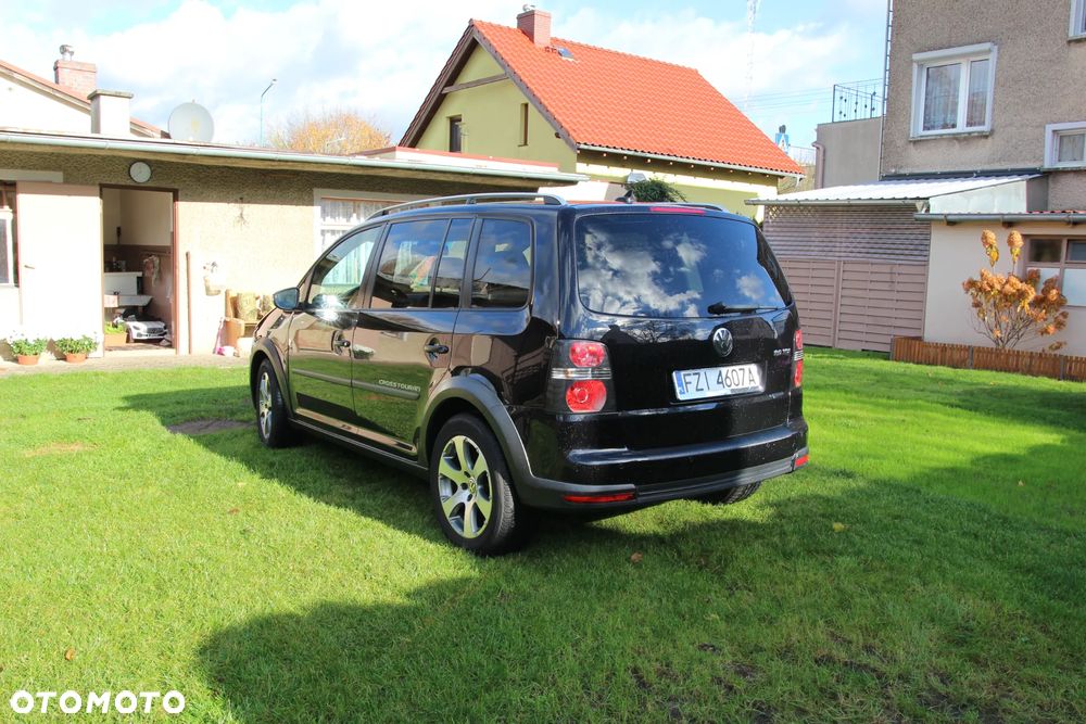 Volkswagen Touran 2.0 TDI DPF Cross DSG - 4