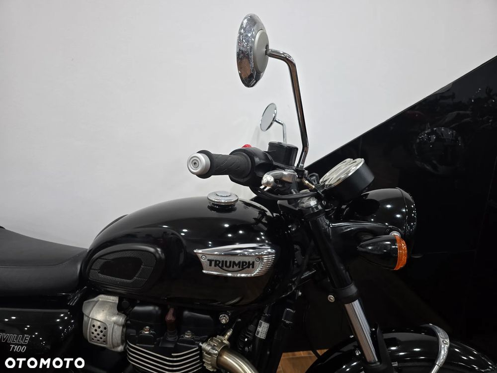 Triumph Bonneville - 32