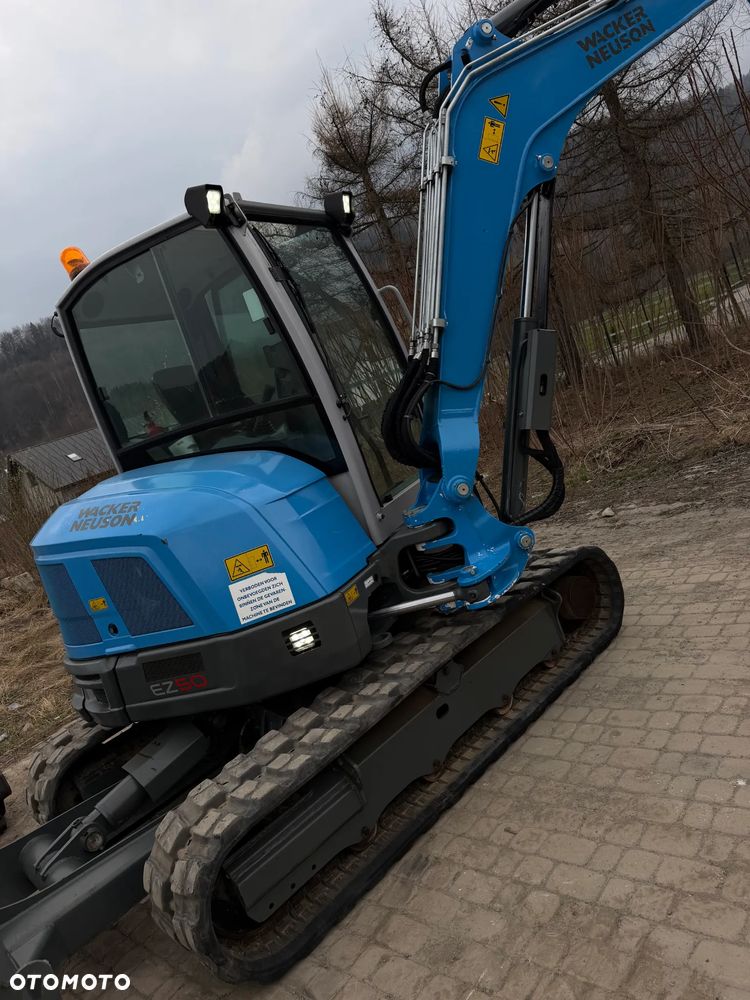 Wacker Neuson EZ50 Koparka Gąsienicowa 5,5 Tony. 2022 rok. 1400 mtg. Jak Nówka z salonu! ani deka luzów czy wycieków! Pochodzi z Gospodarstwa Norweskiego! Aktualne serwisy DEKRA BMWT. 2 łyżki. Silnik PERKINS 4 cyl. 52km. Maszyna Full wypasiona! Bogata wersja Norweska! Klima. Radio Usb. Szybkozłącze Hydrauliczne. OKAZJA. Pełny Oryginał historia do sprawdzenia w Wacker autoryzowany! - 8