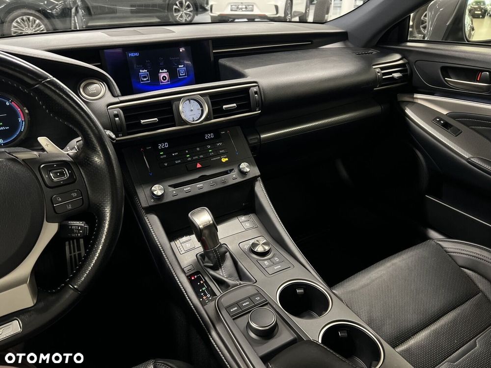 Lexus RC 200t / 300 F Sport - 28