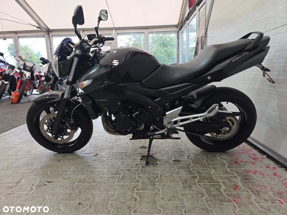 Suzuki GSR - 13