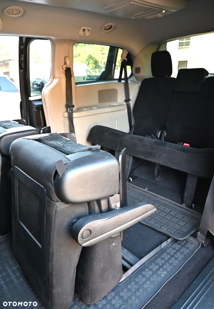 Chrysler Town & Country - 29