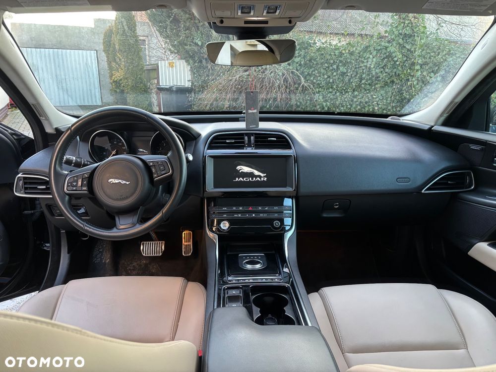 Jaguar XE 25t AWD Prestige - 9