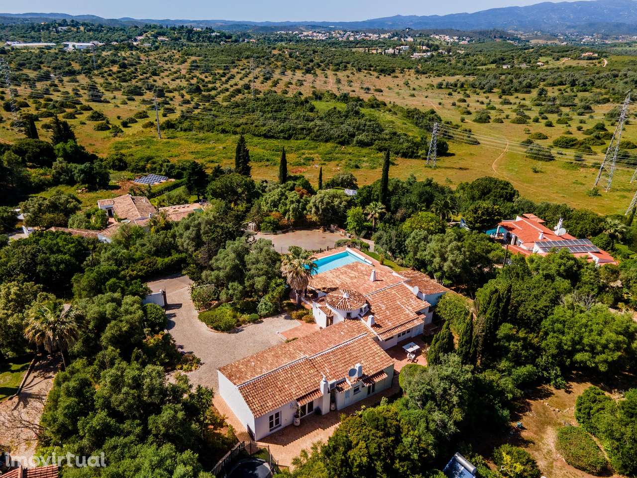 Moradia Exclusiva Térrea com Piscina Aquecida, Jardim e Total Privacid - Grande imagem: 2/46