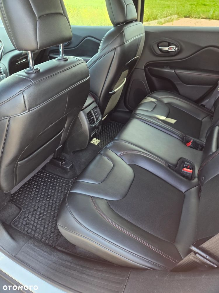 Jeep Cherokee - 18