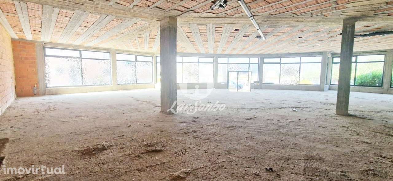 Loja com 607m2 com 7 Montras, Cave e Terraço em Madalena, Gaia - Grande imagem: 5/13