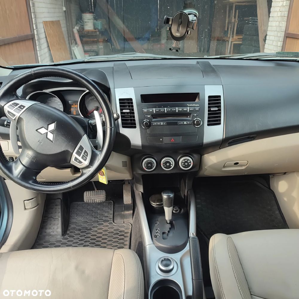 Mitsubishi Outlander 3.0 V6 XLS - 8