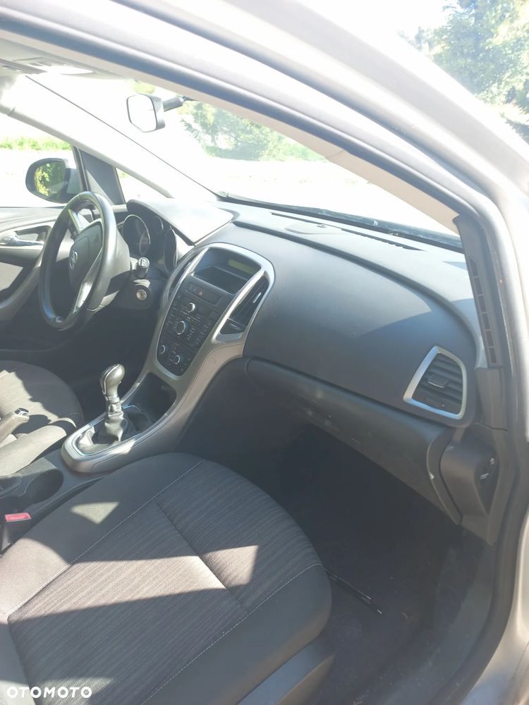 Opel Astra 2011 photo 4