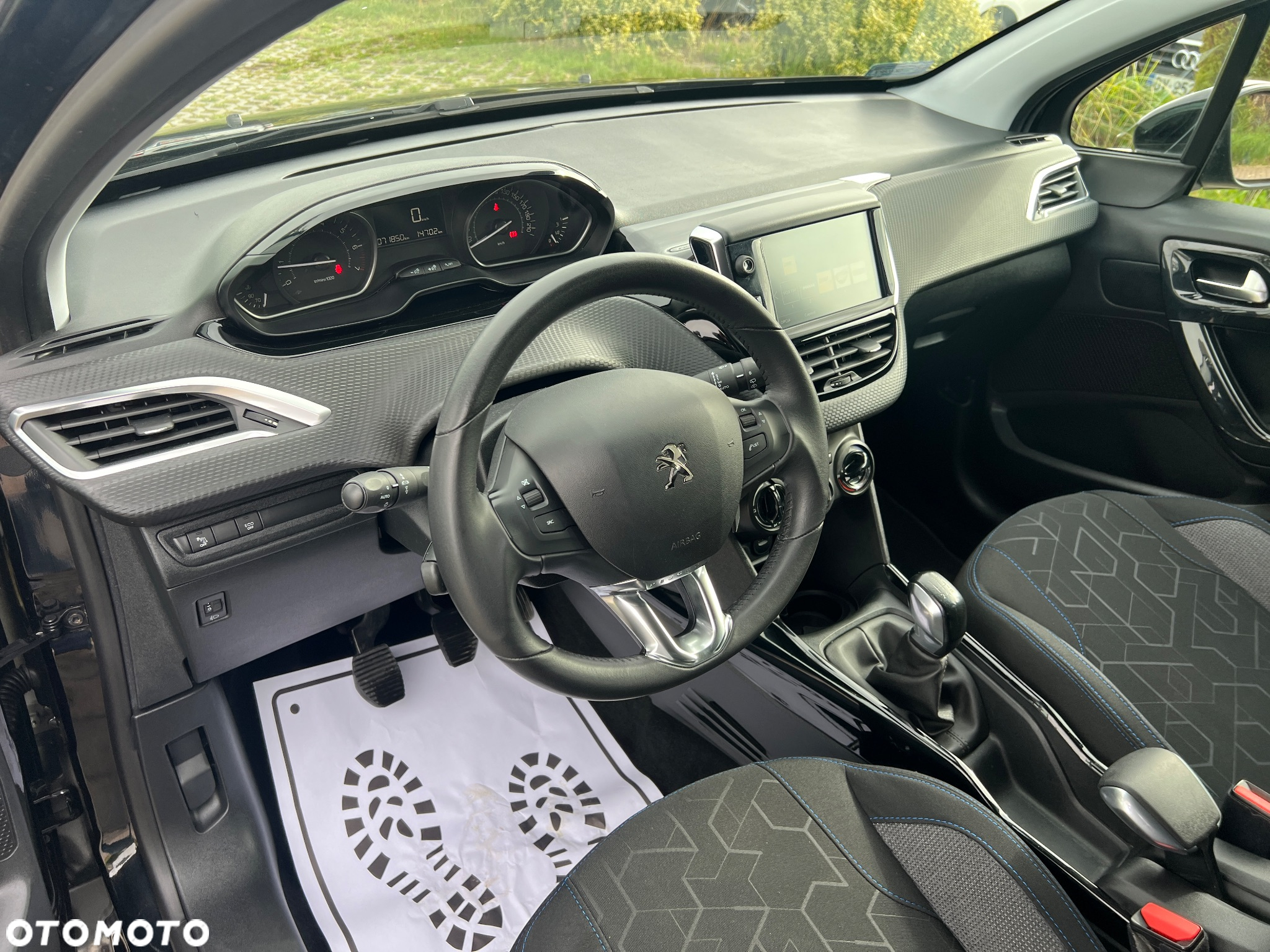 Peugeot 2008 1.2 Pure Tech Signature - 6