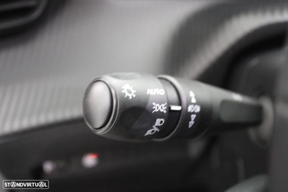 Peugeot e-2008 Allure - 17