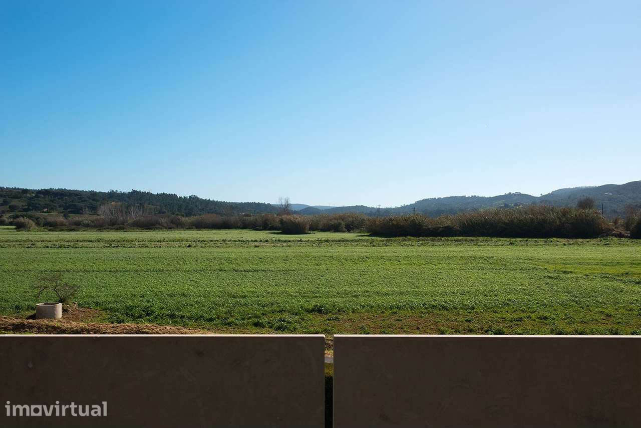 MORADIA T3 CONTEMPORÂNEA NO CENTRO DE ALJEZUR  COM VISTAS PARA O CAMPO - Grande imagem: 2/31