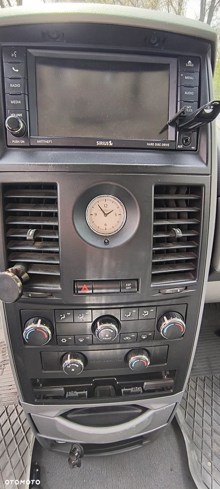 Chrysler Town & Country - 14