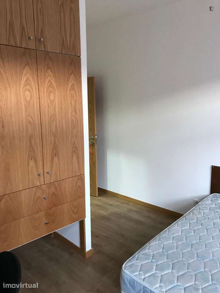 Quarto - localizado em Baixa Coimbra - Grande imagem: 4/8