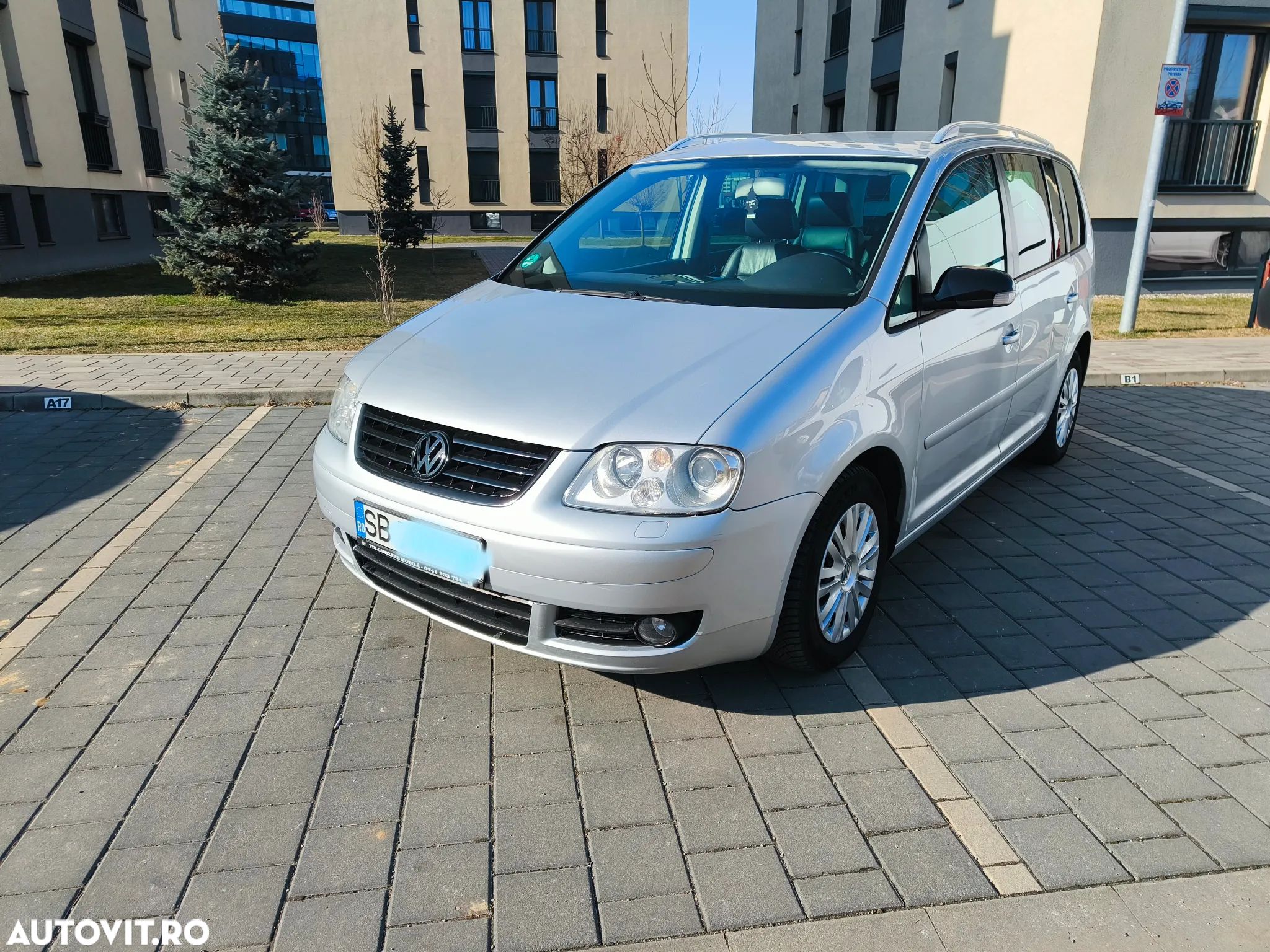 Volkswagen Touran - 1