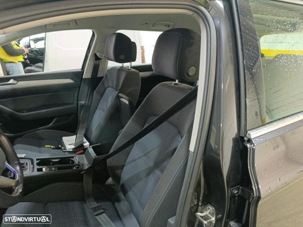 VW Passat Variant - 5