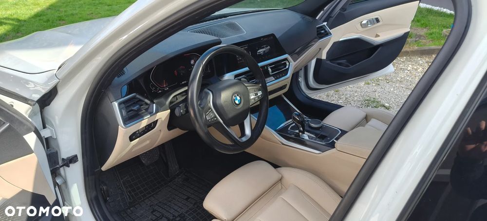 BMW Seria 3 330i - 25