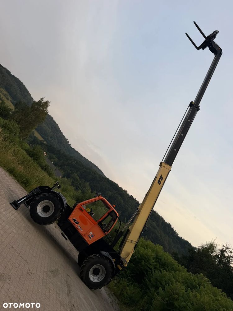 JLG 3614RS CAT Ładowarka Teleskopowa Dźwig Zwyżka 14 metrów wysuw. Udźwig 4 tony. Widły. Silnik DEUTZ TuRBO. 110KM. Maszyna jak Nowa z Norwegii Pracowała w Urzędzie Komunalnym.  DEKRA BMWT. skręt 3 tryby 4 koła KRAB. Auto-poziomowanie!  Zero luzów wycieków jak Nowa z salonu. Małe Gabaryty maszyny a potężny zasięg i udzwig! Skrzynia Hydrostatic 3 biegi. Zmiana na Pokrętle przy kierownicy. Wszystko Sterowane z 1 dżojstkika wraz z łapami! OKAZJA. Zero luzów. Ładowarka ma nadzwyczajnie duży prześwit od spodu. Opony jak Nowe! OKAZJA  2017 rok. Niski przebieg 3000mtg - 2