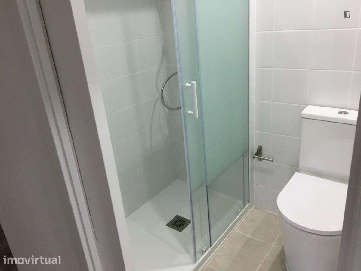 Quarto - localizado em Senhora da Hora Porto - Grande imagem: 3/9