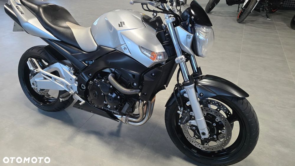 Suzuki GSR - 16