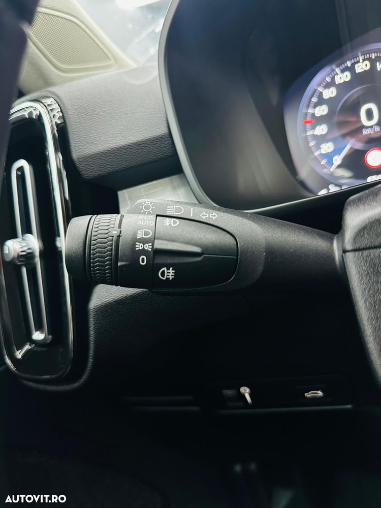 Volvo XC 40 T3 Geartronic Momentum Pro - 28