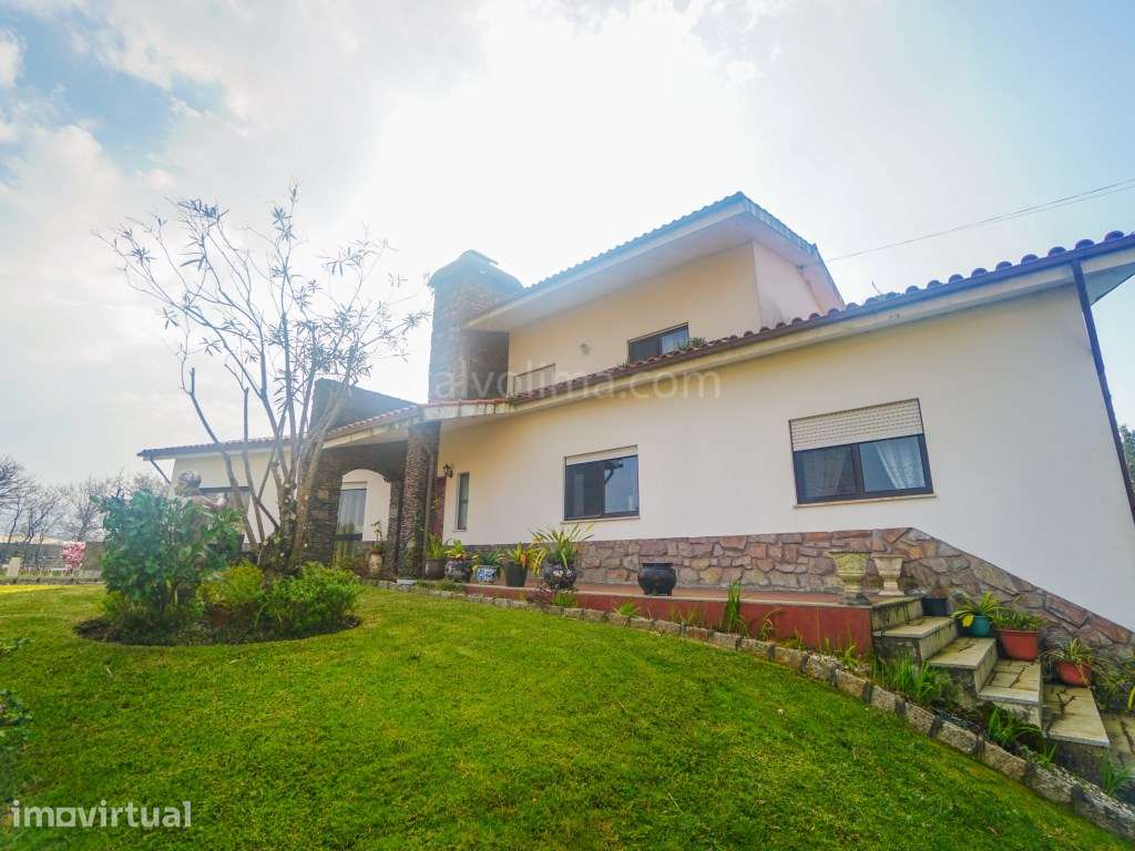 Exemplar Moradia T5, para venda em ótima localização, situada em Ca... - Grande imagem: 5/30