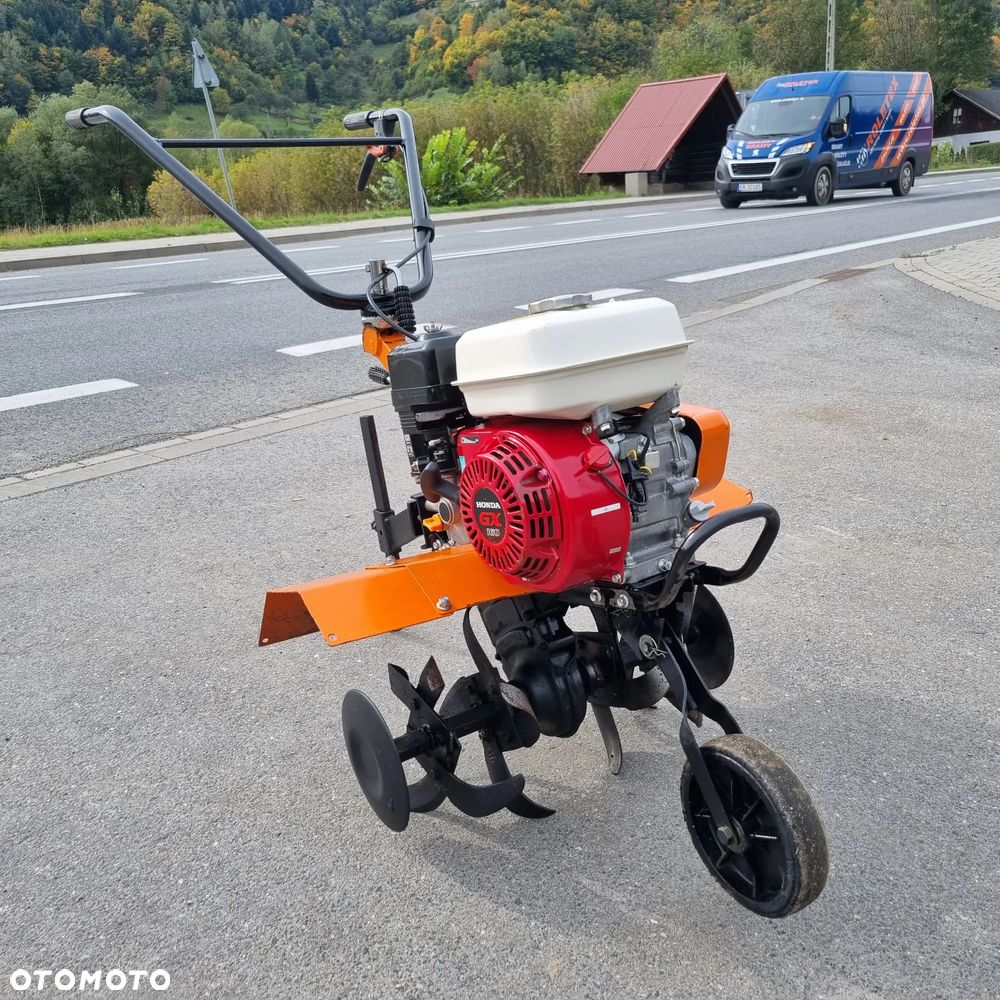 Husqvarna Glebogryzarka Kultywator BENASSI. Włoska Oryginalna Maszyna sprowadzona z Norwegii. Silnik Honda lub BRIGGS VANGUARD. 7km lub 5,5km . Szerokość rob. 80cm. 3 biegi pracy. To nie jest chińczyk!! Prawdziwy kultywator Przemysłowy koszt nowego około 10 tysięcy złotych. Okazja  cena zimowa wyprzedaż!! - 8