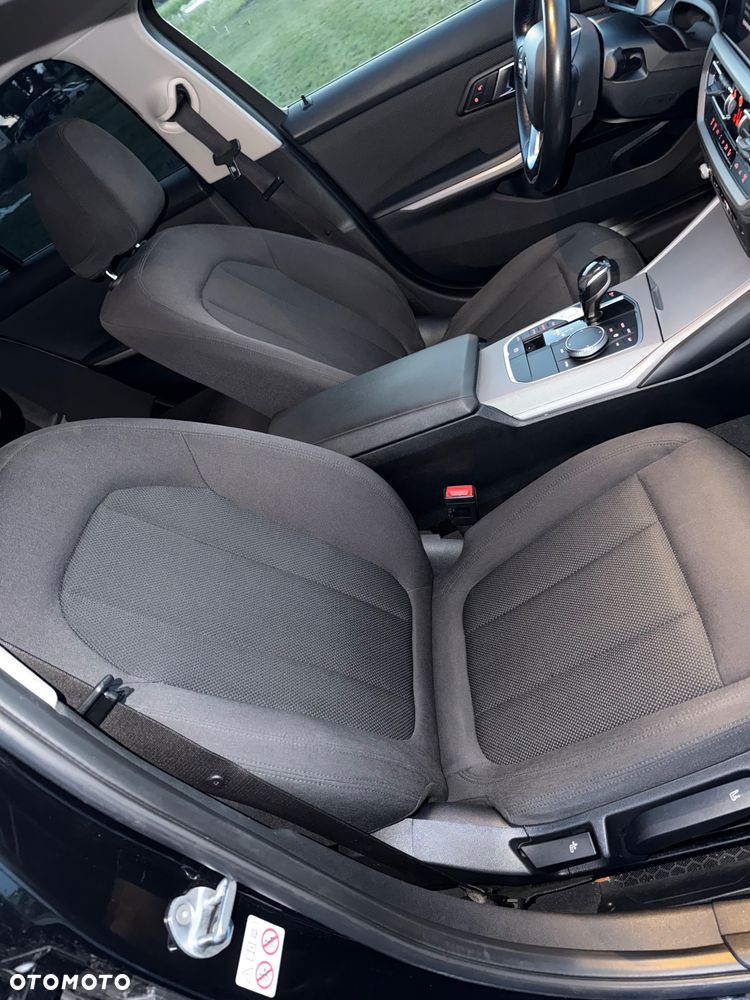 BMW Seria 3 320i - 32