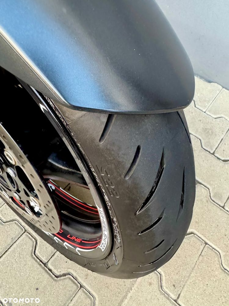 Suzuki GSR - 9
