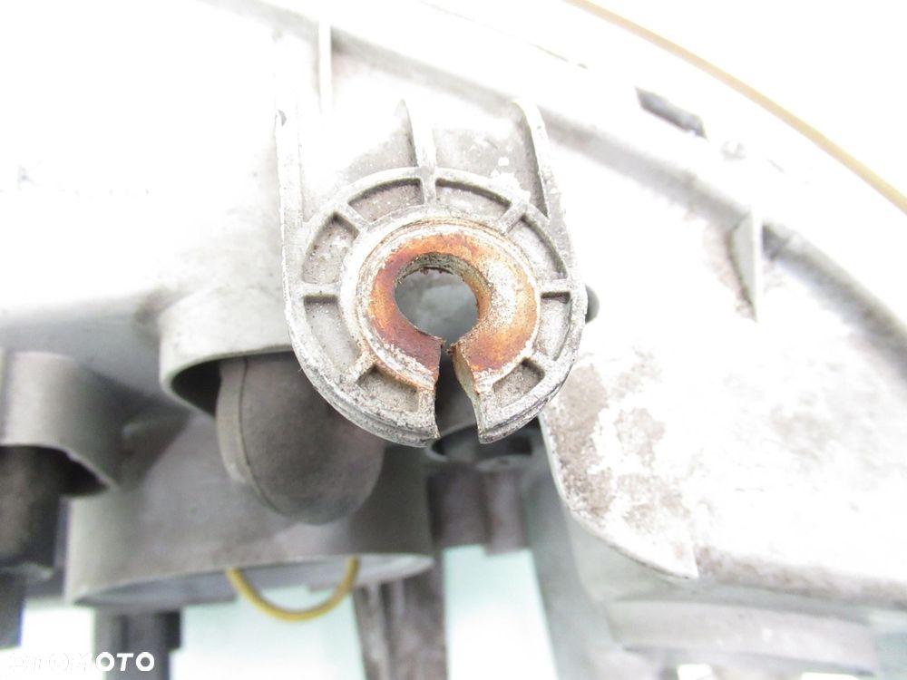 LAMPA PRAWA PRZEDNIA KIA CARNIVAL II - 4