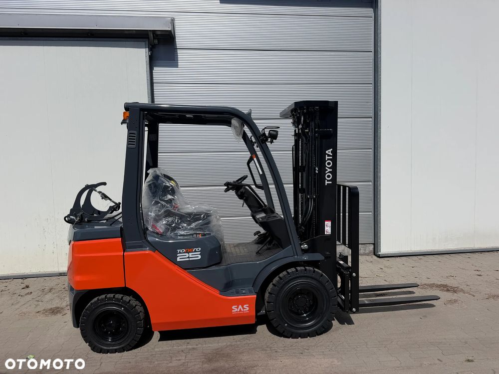 Toyota 1.8t 4,7 Triplex  FABRYCZNIE NOWA od ręki wózek widłowy z Polskiego salonu najlepsza konfiguracja FULL opcja 8FGF18 8FGF15 8FGF25 TRIPLEX od DEALERA LPG + benzyna GWARANCJA - 2