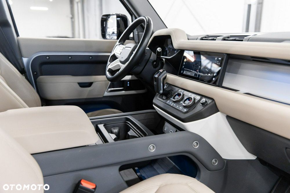 Land Rover Defender - 33