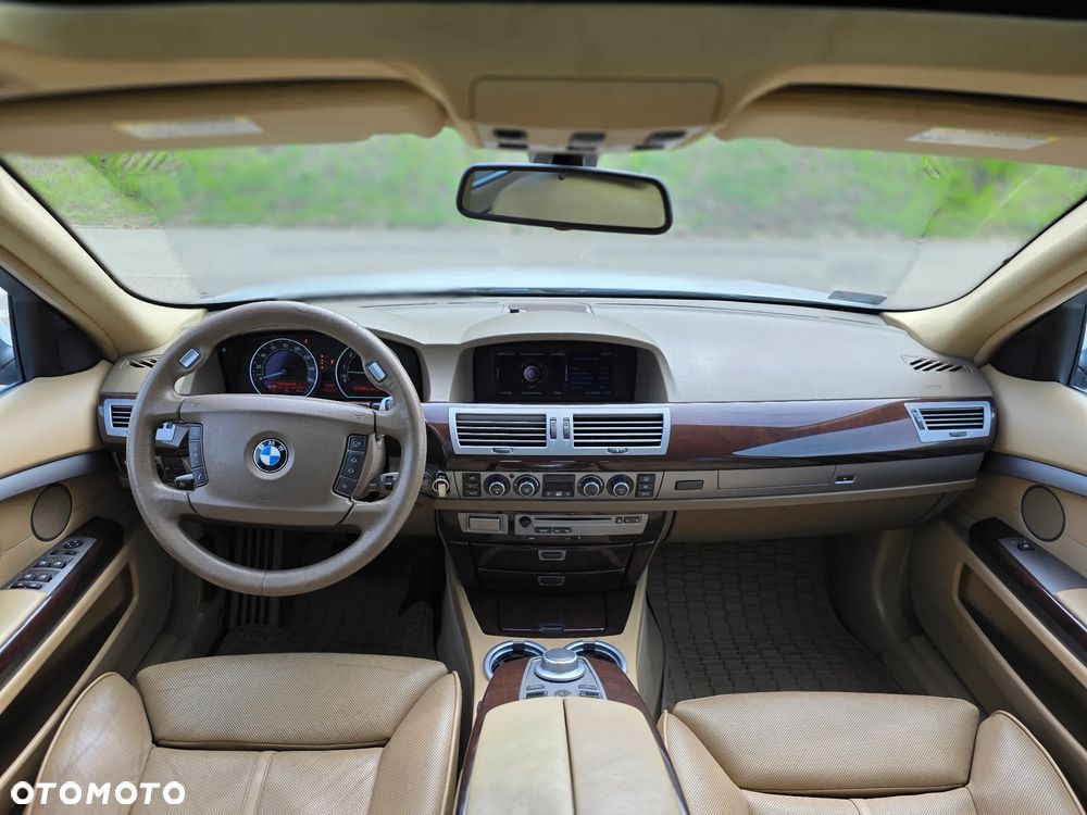 BMW Seria 7 750i L - 8