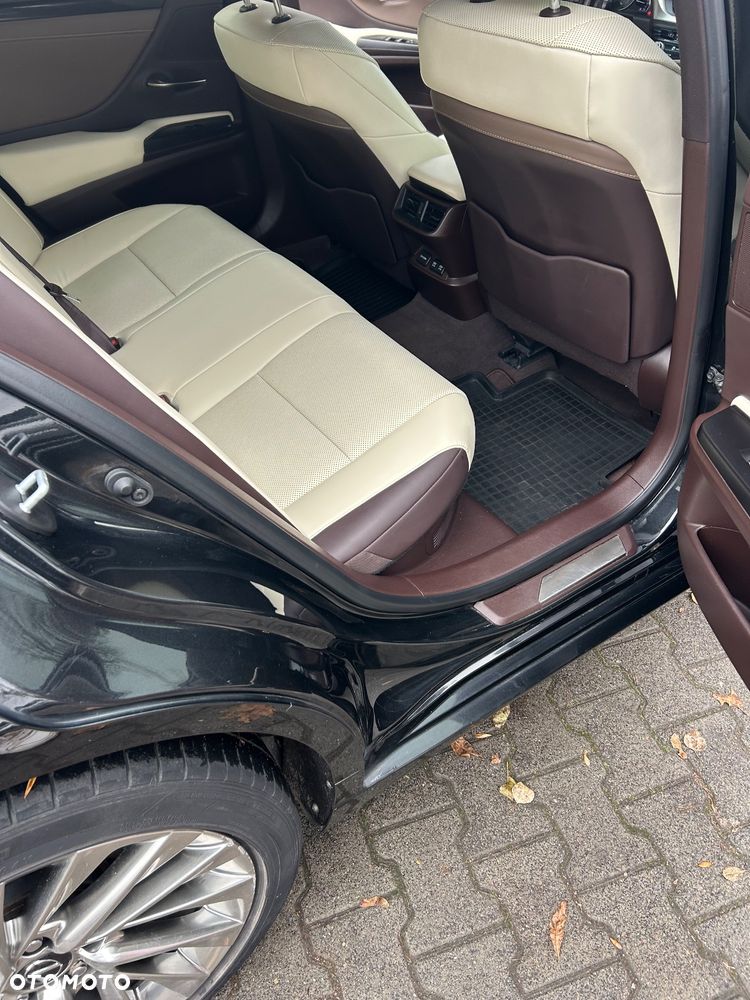 Lexus ES 300h Business Edition + - 8